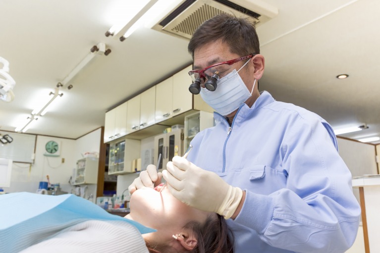 セルフケアと歯科医院での専門的な治療を並行することが重要です